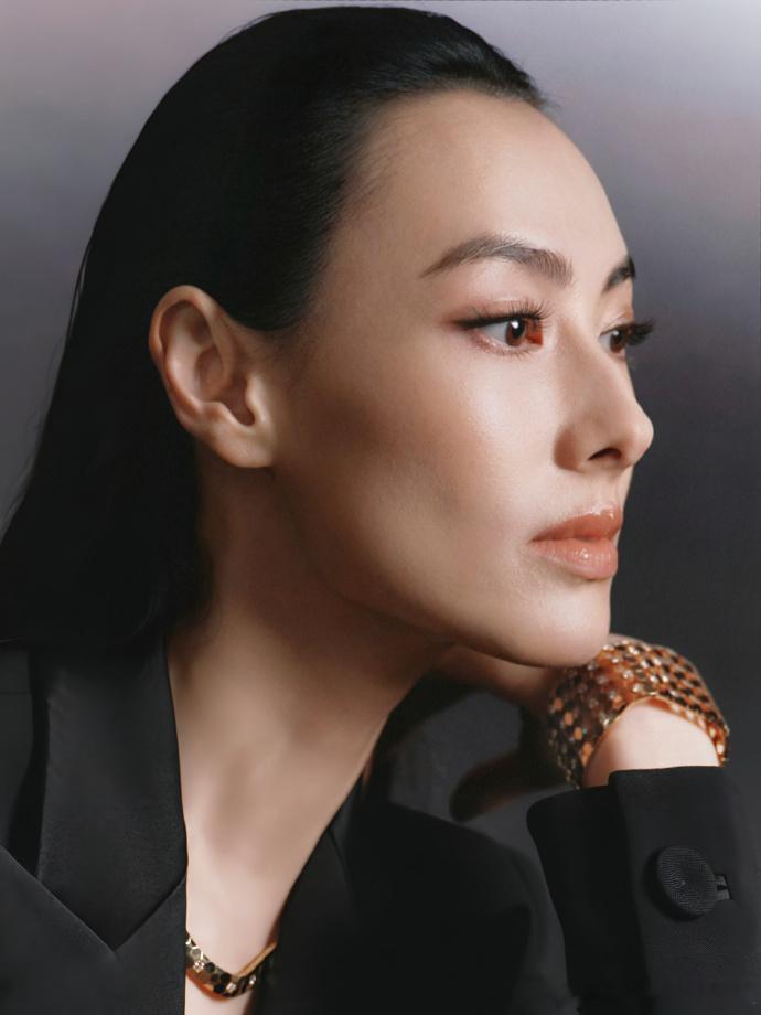 光影下尽显骨骼优势，梁洛施面部轮廓精致不臃肿，兼具东方温婉与混血立体美感梁洛施 
