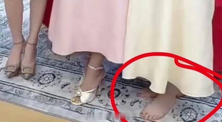 张艺凡和徐若晗夏梦合影的时候脱掉了高跟鞋。。。 