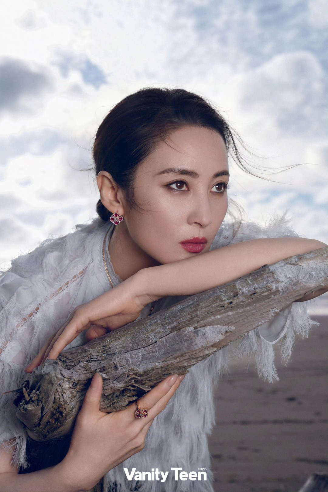 蒋勤勤海上神女造型新西兰的海风都在偏爱她！礁石、碧海、轻纱裙，蒋勤勤往那一站就是