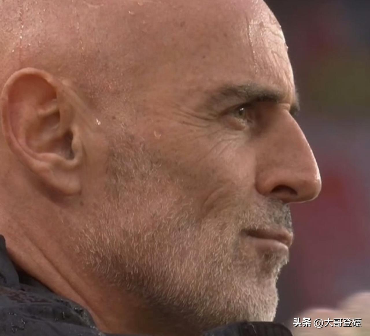 上海海港主教练穆斯卡特，让武磊在这种场地条件下登场去“拼刺刀”，显然对球员是不负