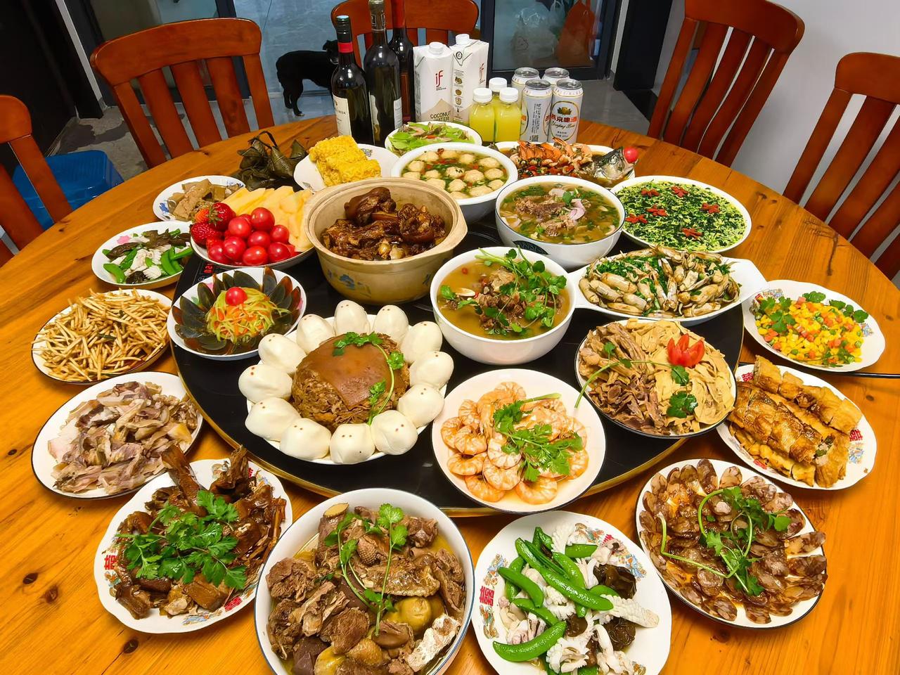 实话讲，这桌年夜饭在南方只能算“贫下中农”水平，看着菜不少，却没一道硬菜。
年夜