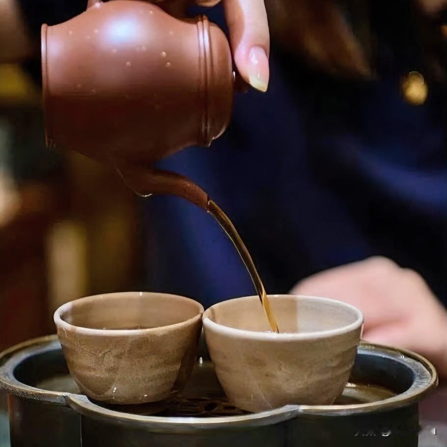《茶静如日·五古体》
沸水映青瓯，茶烟静自浮。
初尝微带苦，终味胜甘流。
不效酒