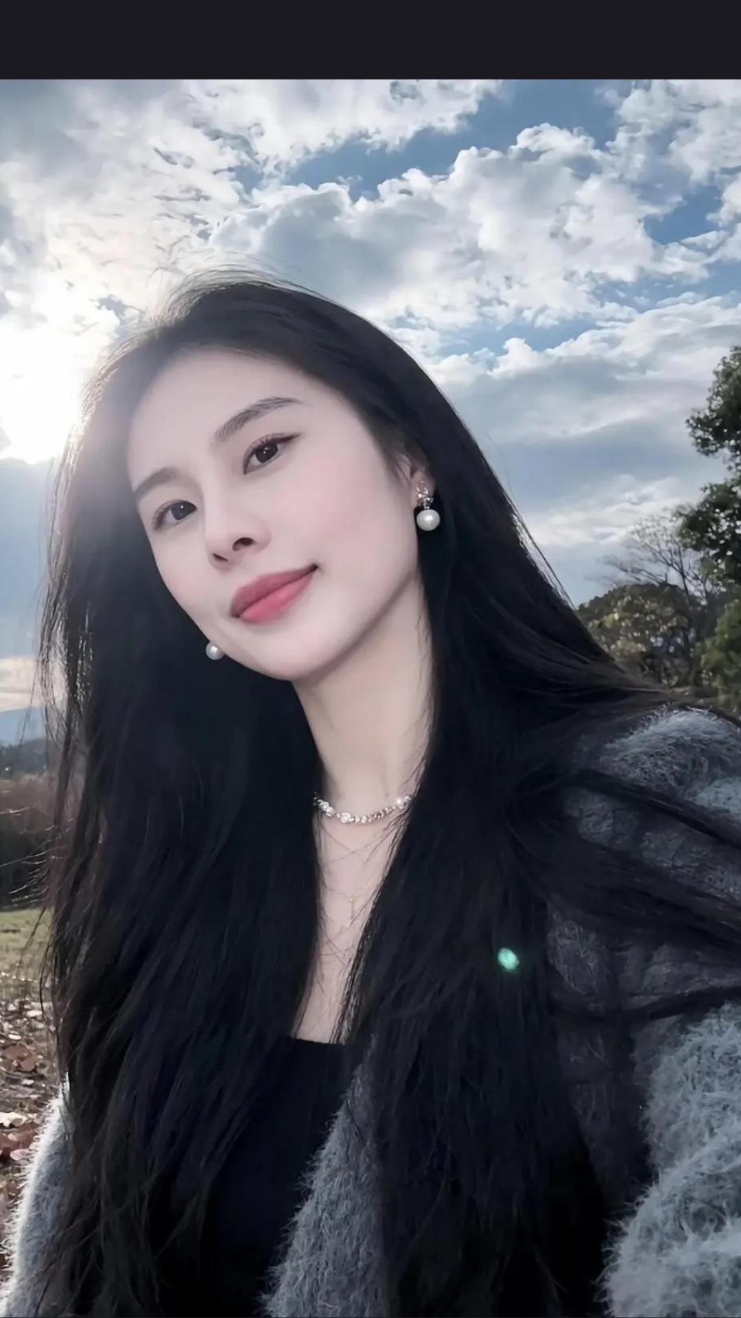 【老六王思雨赛场内外简直判若两人，长发披肩，一身休闲穿搭，青春靓丽的她谁能想到这