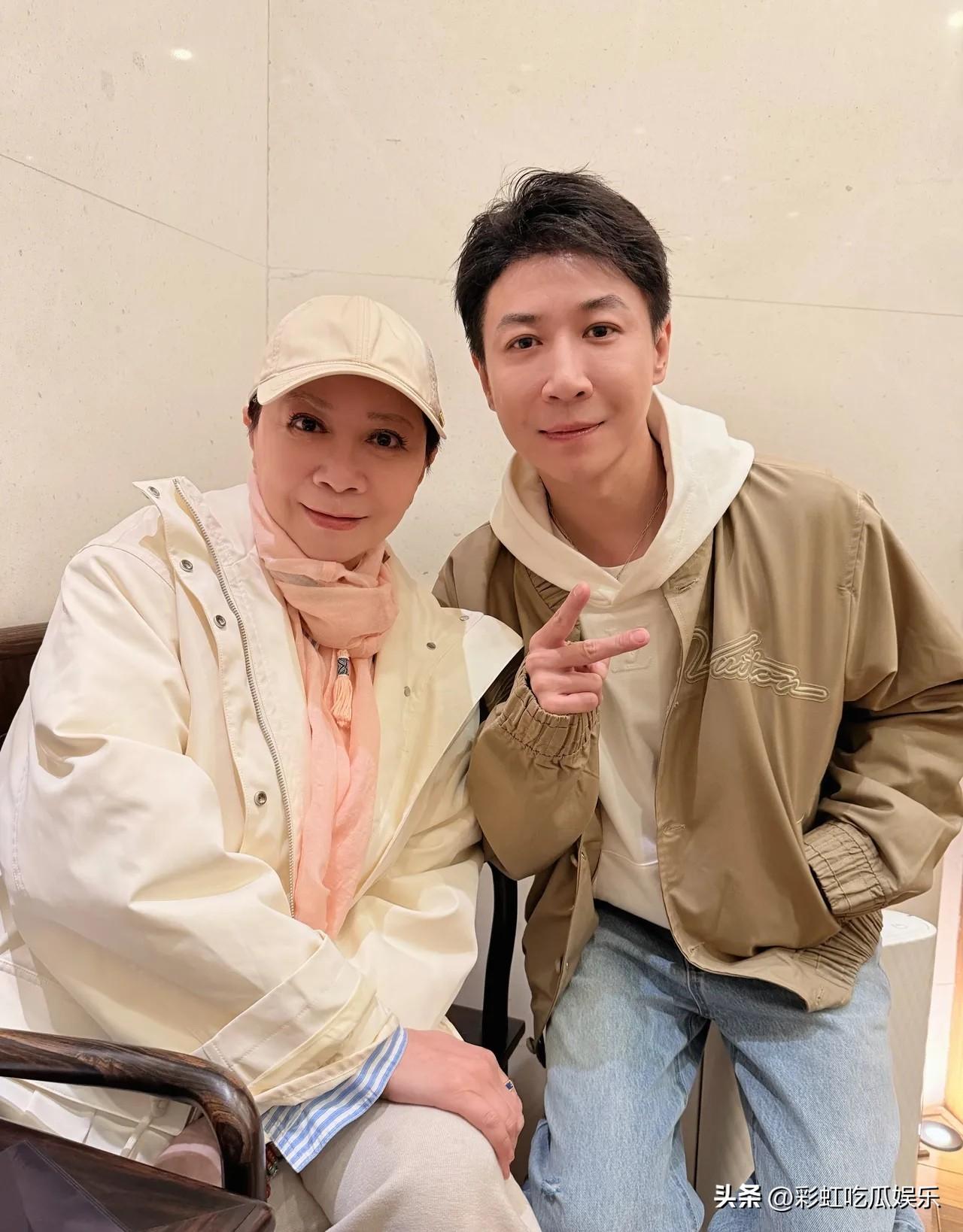 终于知道张维伊像谁了，张维伊和蔡明合影，他承认自己像蔡明了。

本以为女明星的尽