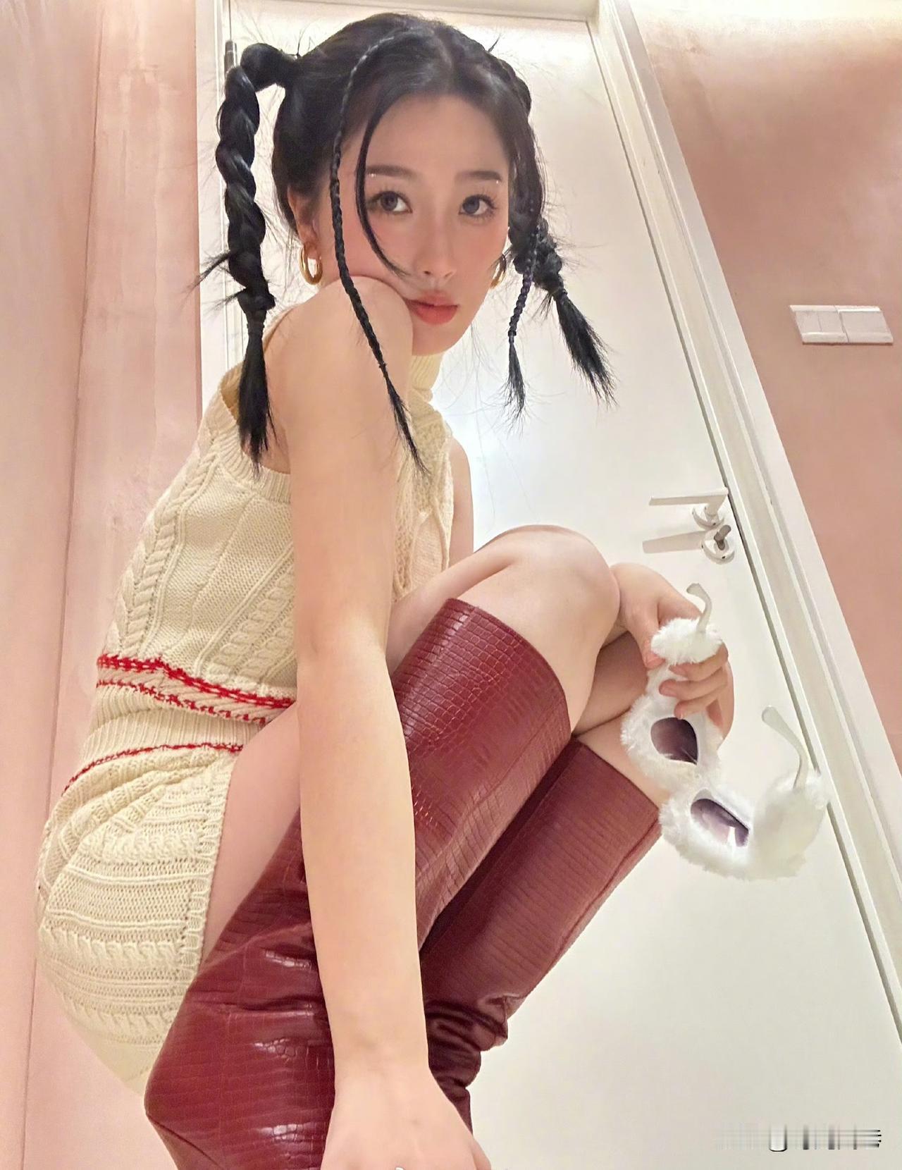 虞书欣的麻花小辫显得俏皮可爱，青春阳光，充满活力。天真烂漫的表情诠释了青春之美！