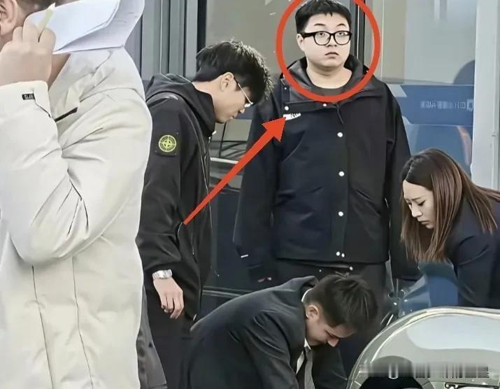 新手司机撞人后，一脸懵站在旁边看着热心人急救，责任能小吗？这事真让人揪心！

提