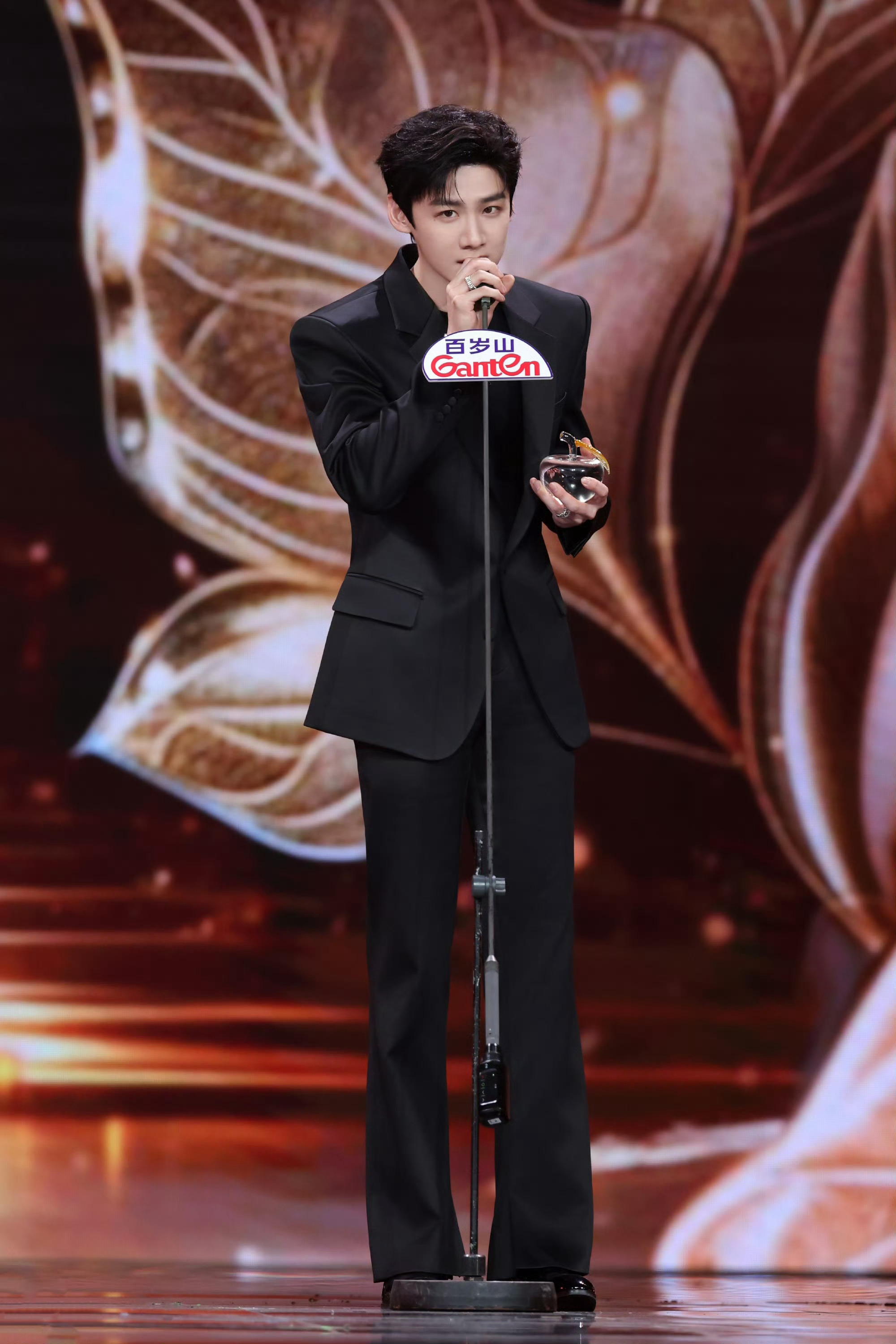 白敬亭电视剧品质盛典获得年度品质实力剧星！小白实至名归！ 