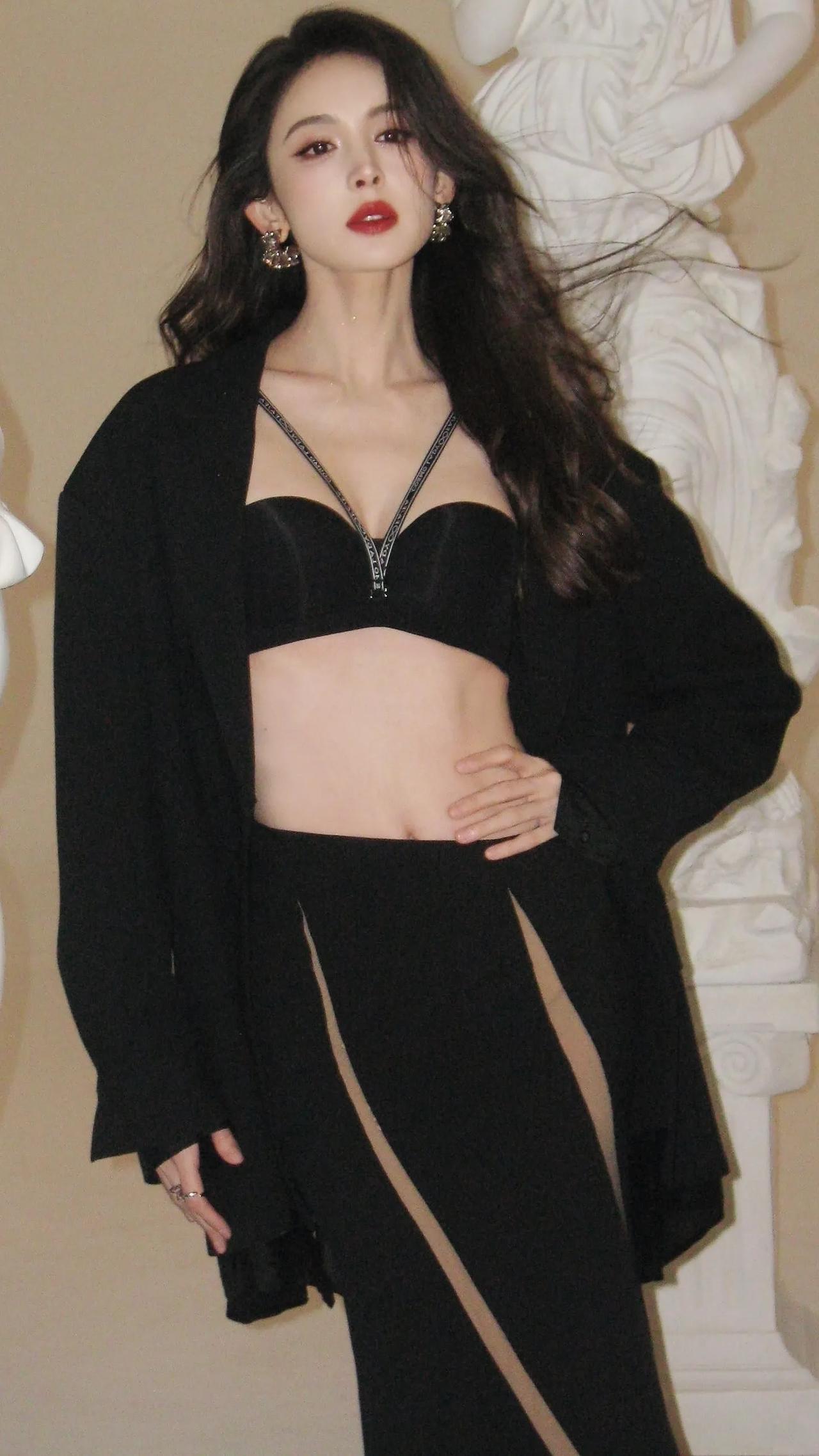古力娜扎，最美丽的女神！她有着新疆美女标志性的深邃五官，大眼睛、高鼻梁、小嘴巴，