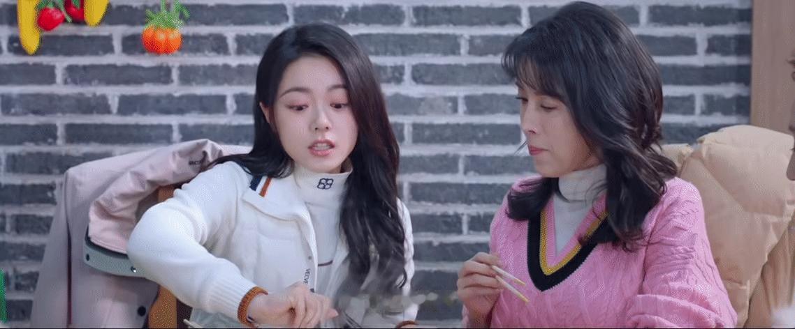 林依轮 什么瓜要舅舅亲自吃聂曦光给舅妈夹菜掩饰害羞，舅舅林依轮倒饮料太及时，网友