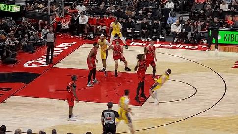 杀疯了，里弗斯第三节火力全开，单节狂轰22分

在今日湖人对阵猛龙的比赛中，里弗