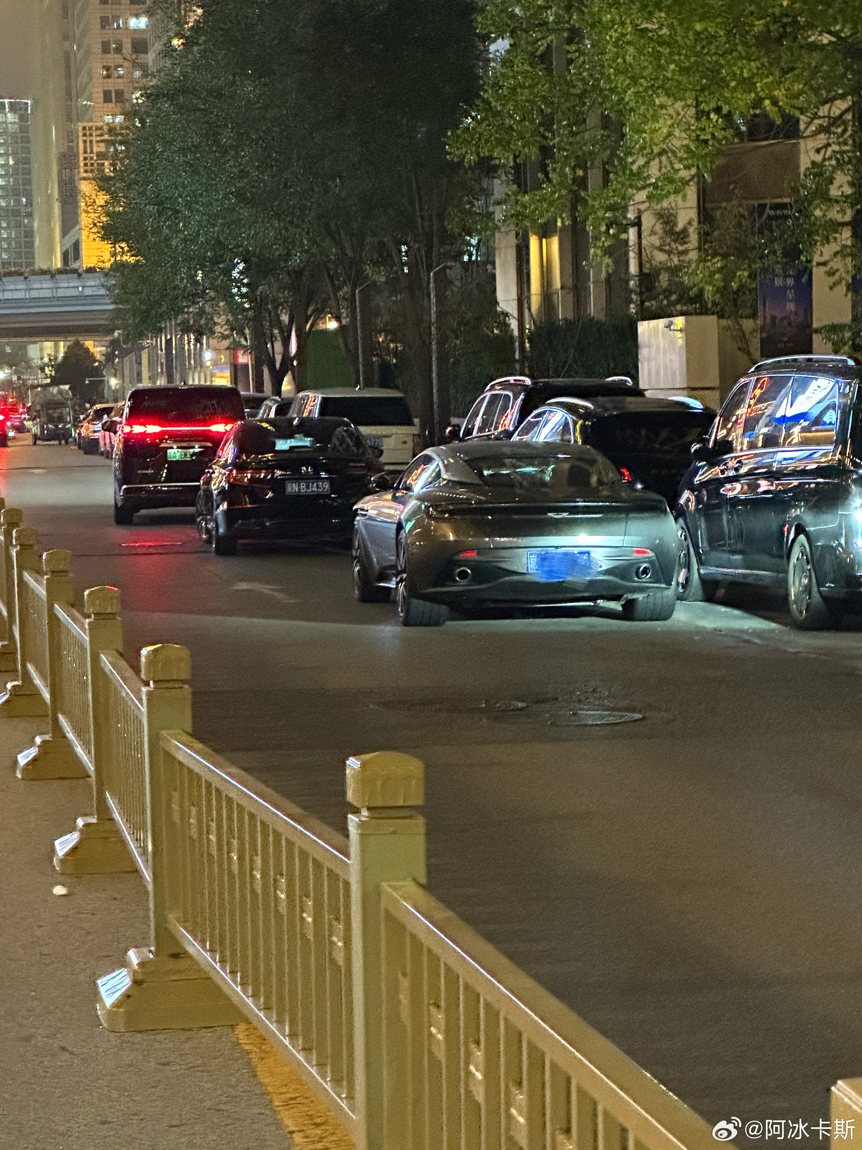 大哥也是够nb的这么窄的路 直接扔路边了将将过一车🚗  ​​​