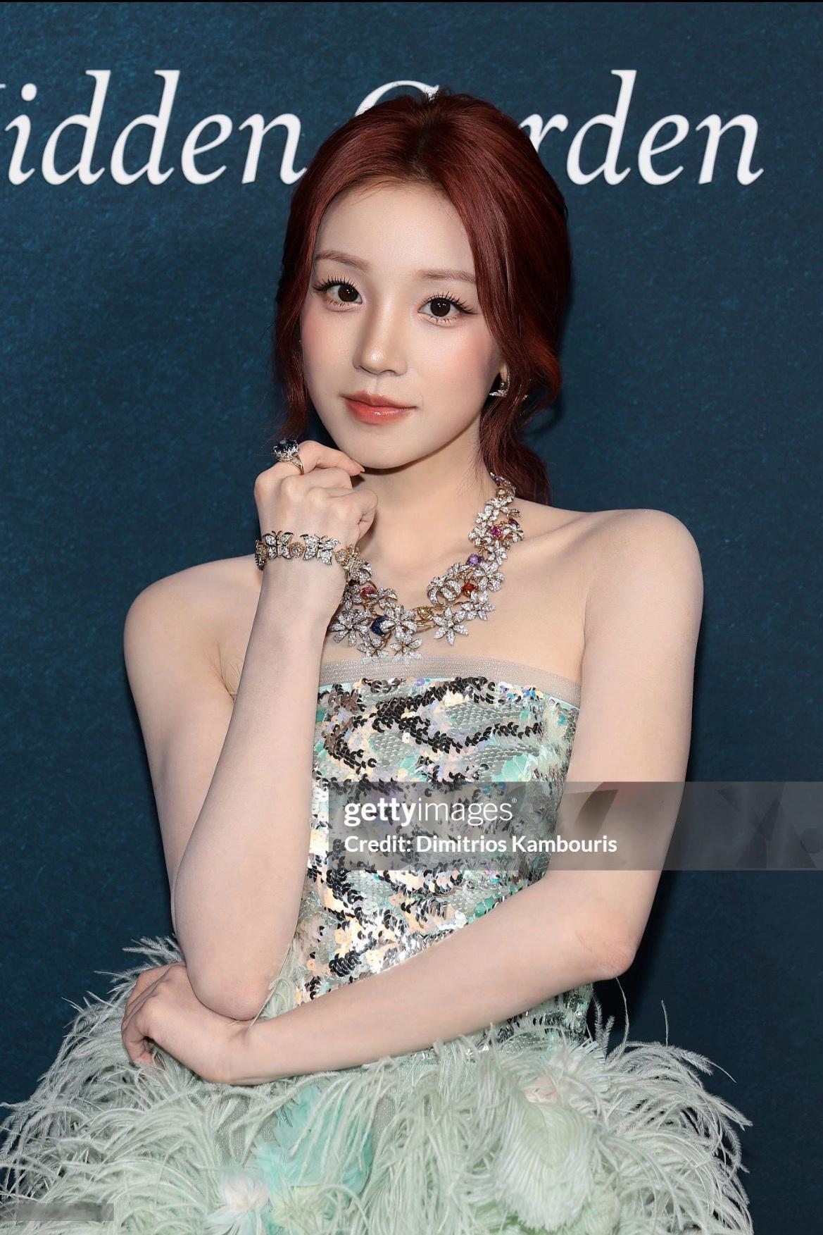 上班暂停 一起来欣赏闪闪发光的宋雨琦宋雨琦纽约线下活动状态宋雨琦薄荷绿抹胸羽毛裙