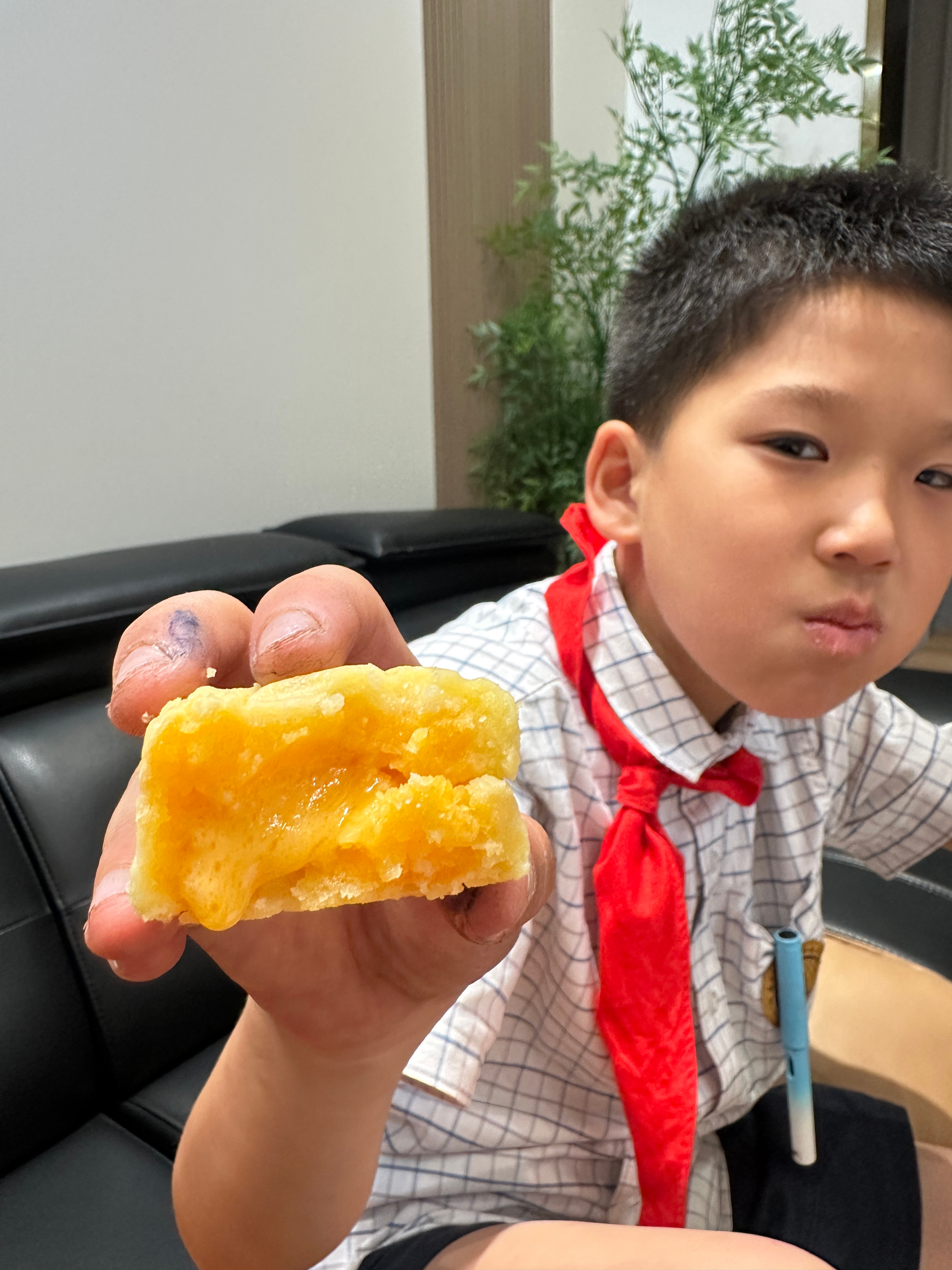 可乐这个破手……[费解]又脏又破的啃手的习惯才改，去学校又开始了嘛继续涂苦甲笔！