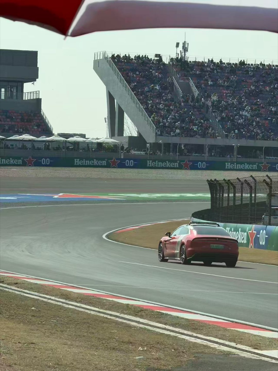 f1中国大奖赛我发现今年F1有一些变化，就是围场上有很多中国元素了，包括中国车！