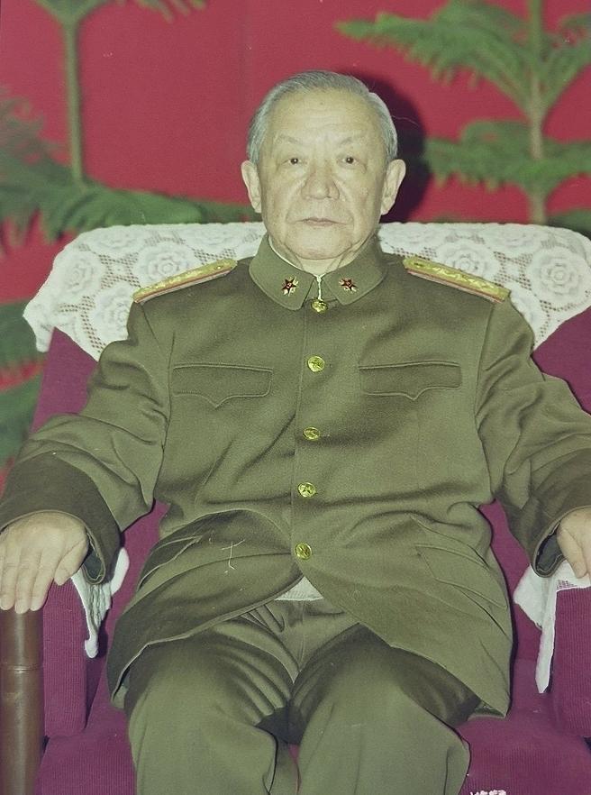 他是健在资格最老的国防部长。他是健在资格最老的上将。他是1988年上将中仅存的一