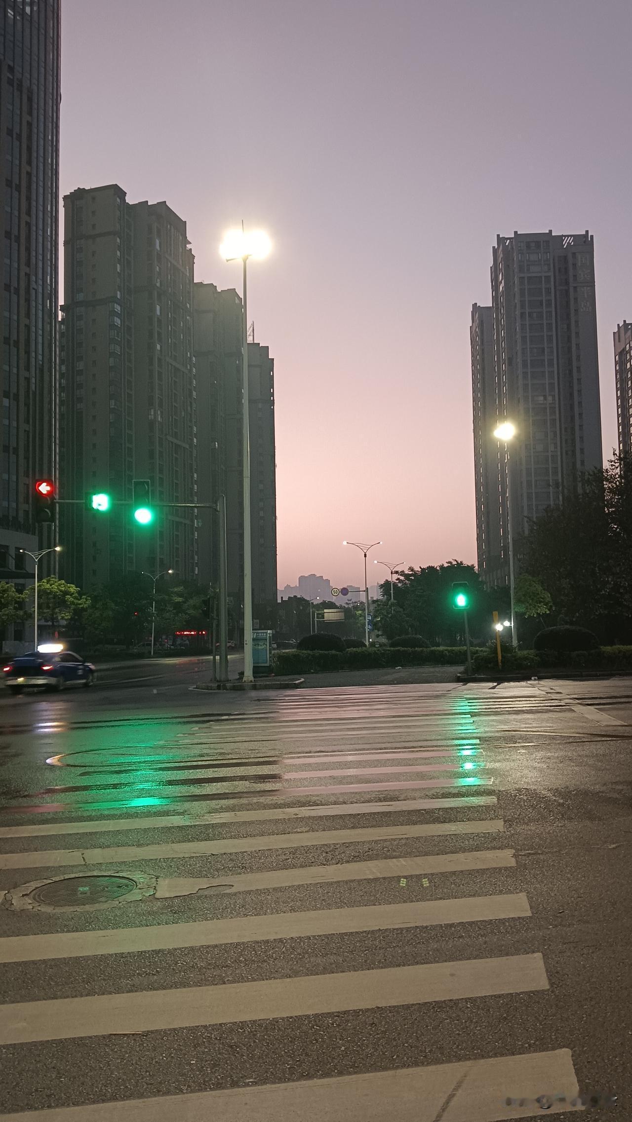 我的下联是：今晨朝阳展华姿。