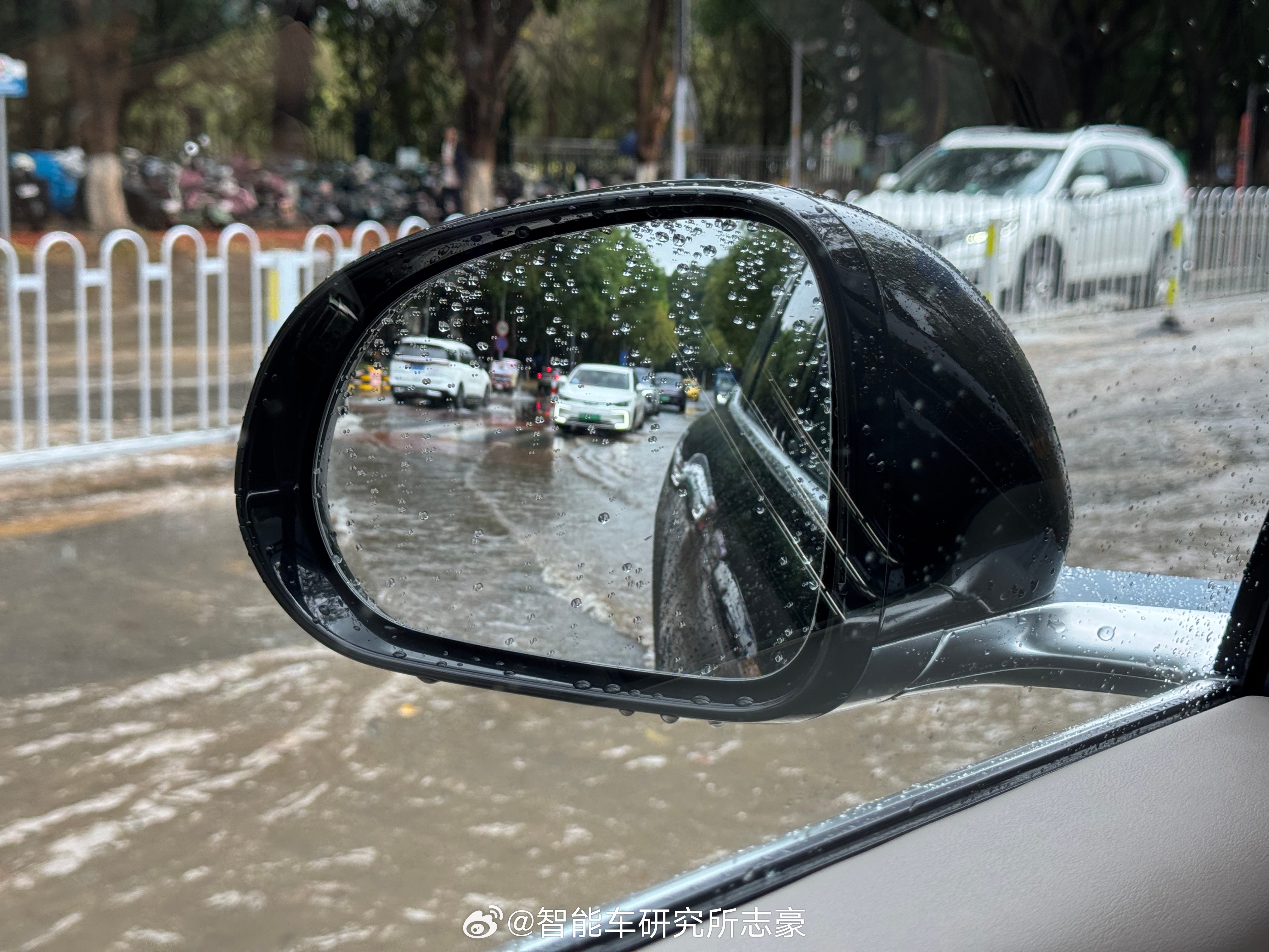 广州这几天一直下大雨，各种路面积水。这个时候，开高头大马的SUV，要的不是实际越
