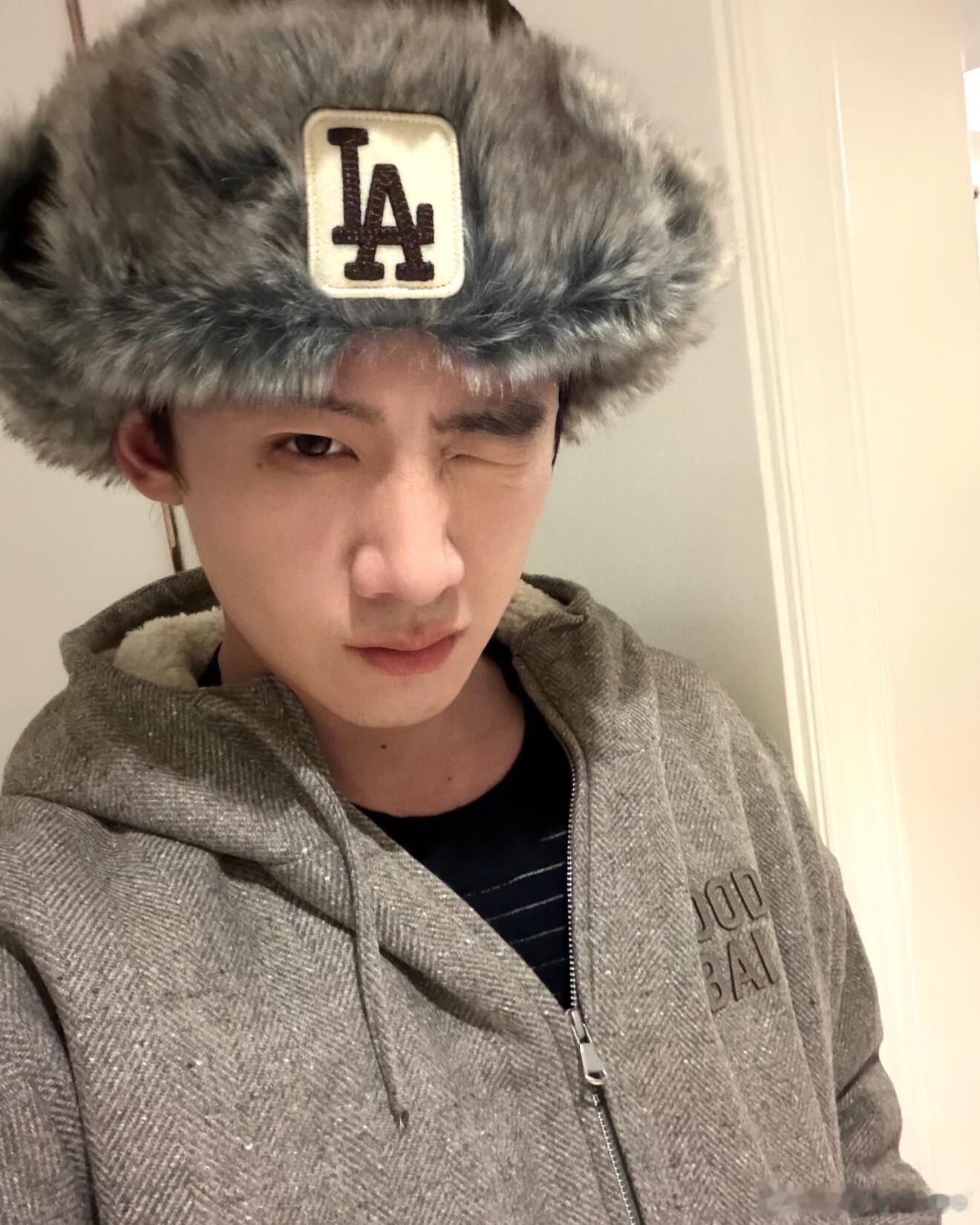 这张照片完全可以当小卡了白敬亭好会拍 ​​​