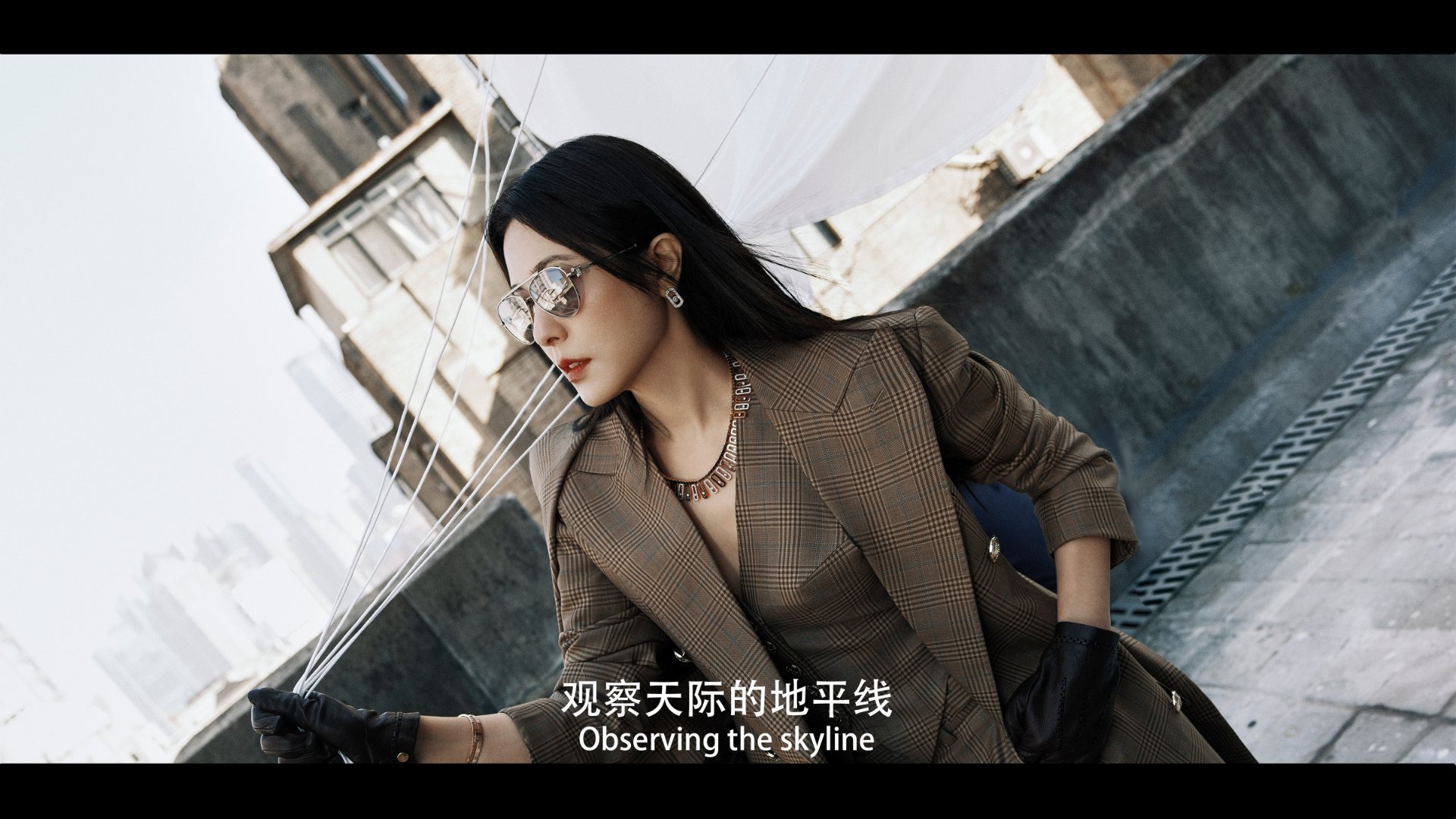 法越馨镜头里的曾黎  法越馨捕捉到的曾黎之美，仿若书中诗意具象。如游隼般灵动自由