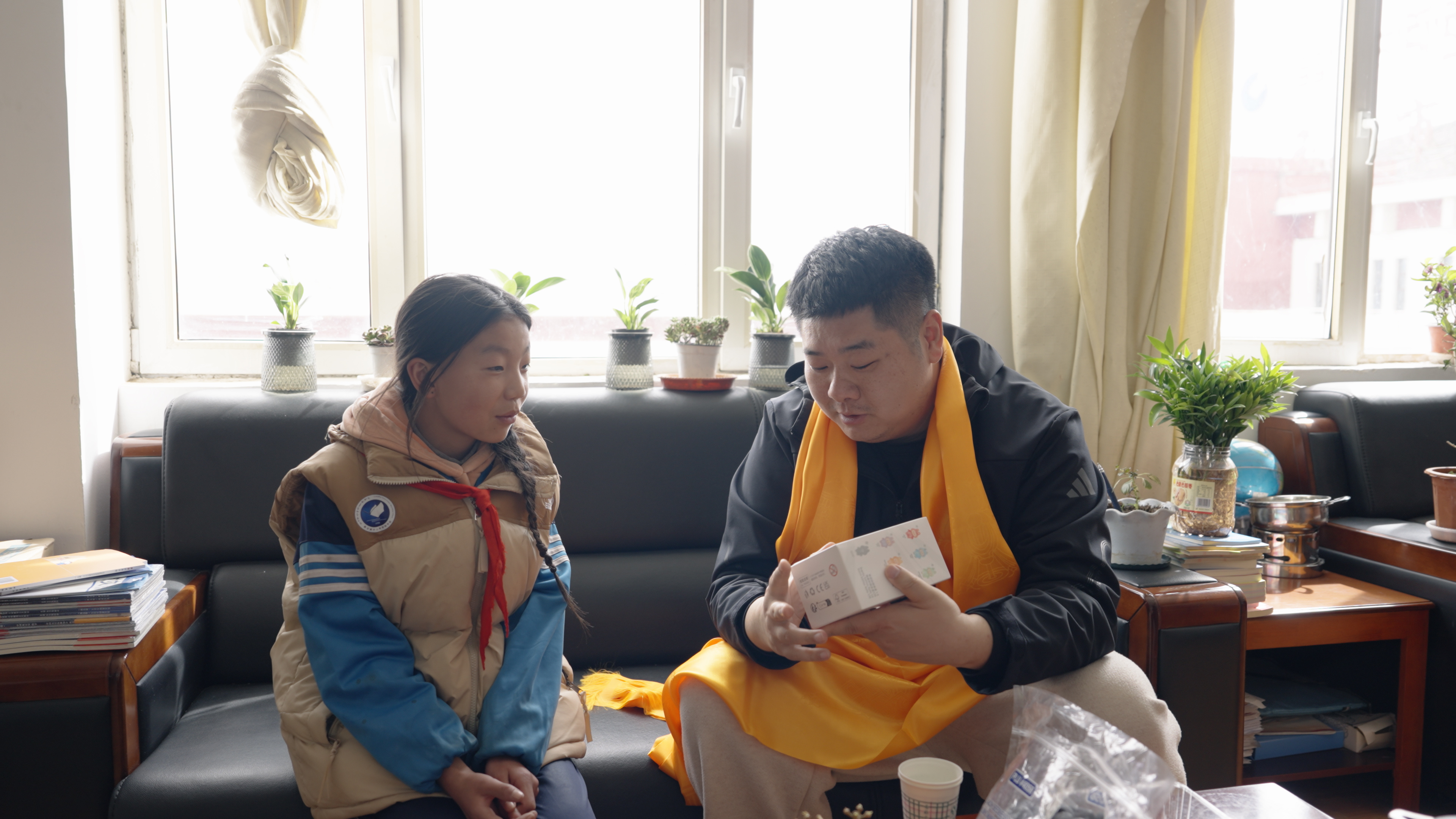 开车两个小时去看望了四年第一次上玉树结对资助的小姑娘，当时她三年级，如今已经六年