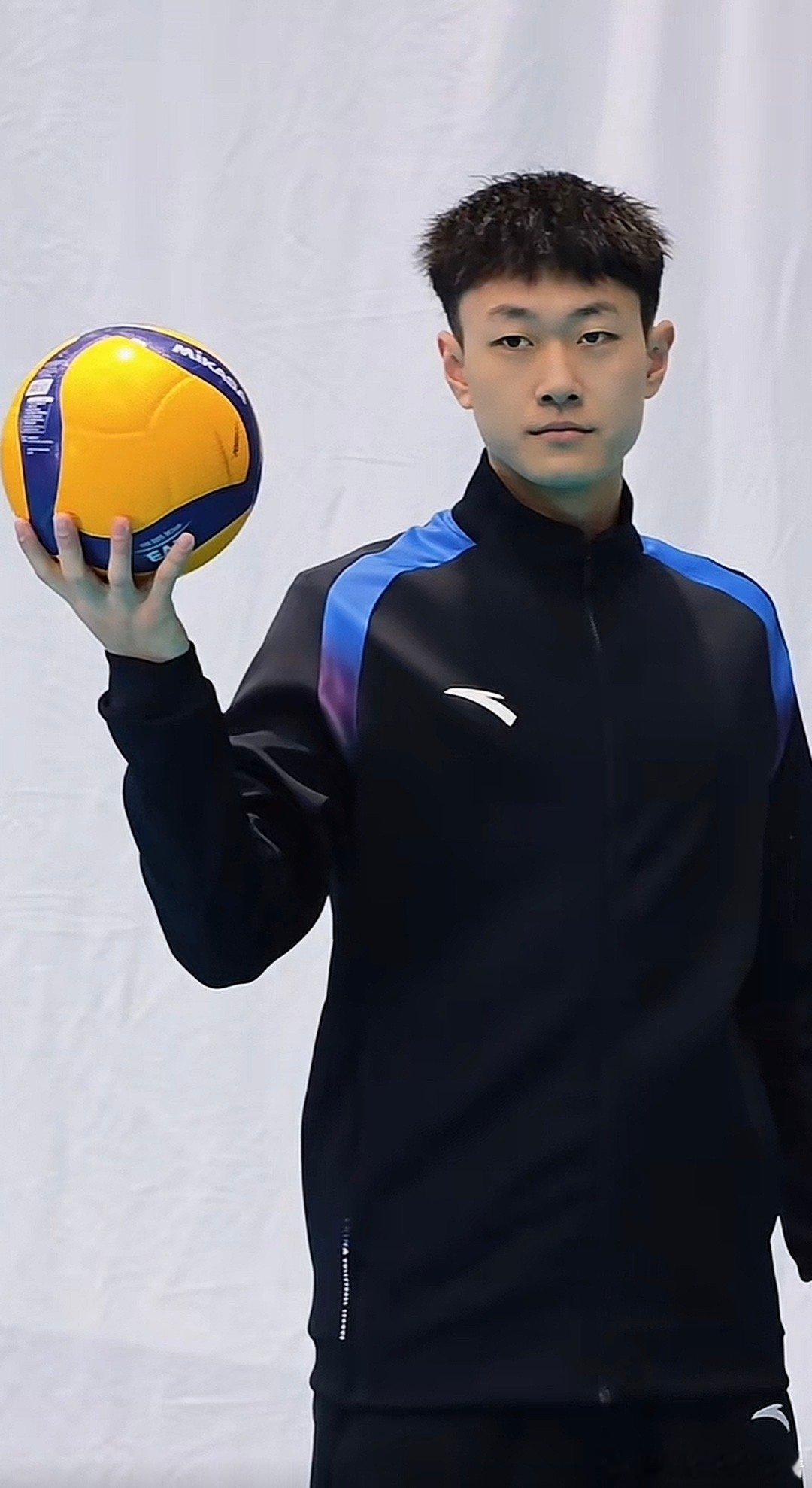 辽宁男排 两队员王少渤和凌龙回归。我的重点是，今年辽宁男排有【安踏】的赞助！越来