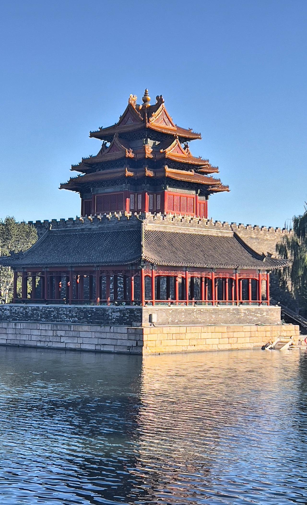【原创】北京故宫的角楼，千年古塔，静谧湖畔，历史与自然的完美融合。
