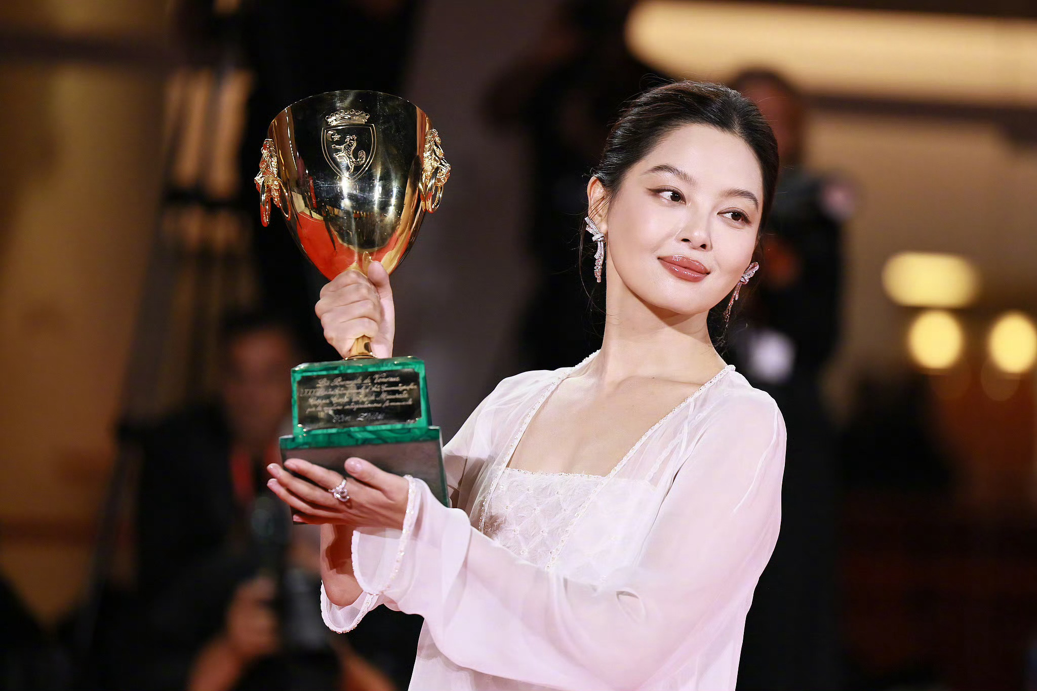 辛芷蕾威尼斯影后辛芷蕾 飞升意气风发的代名词，姐真的不是资源咖，这份成绩的含金量