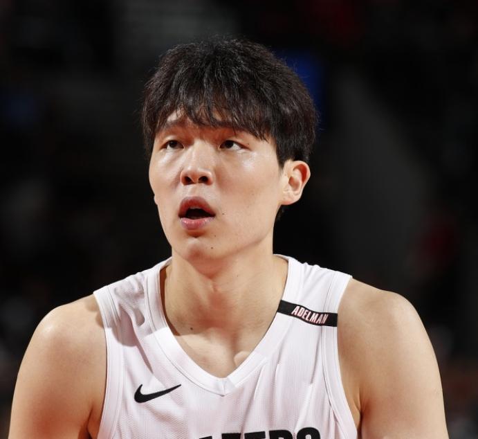 媒体人：杨瀚森大概率是第三中锋 但球队常规轮换看着只需俩中锋
纳斯：贾巴里·沃克