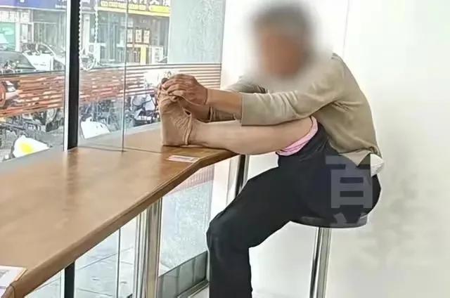 遇见这样的人你怎么办？
老太太每天来，每天都是这个动作。看起来精神不正常的样子，