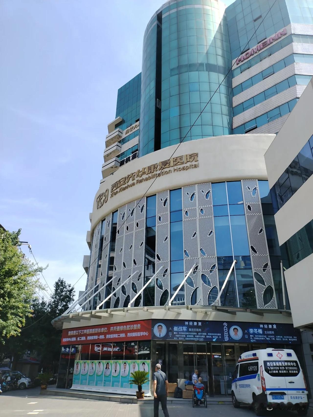 图一应该是以前西安东大街的百盛吧，很早以前的古早网红店。马路斜对面和他现在都变成