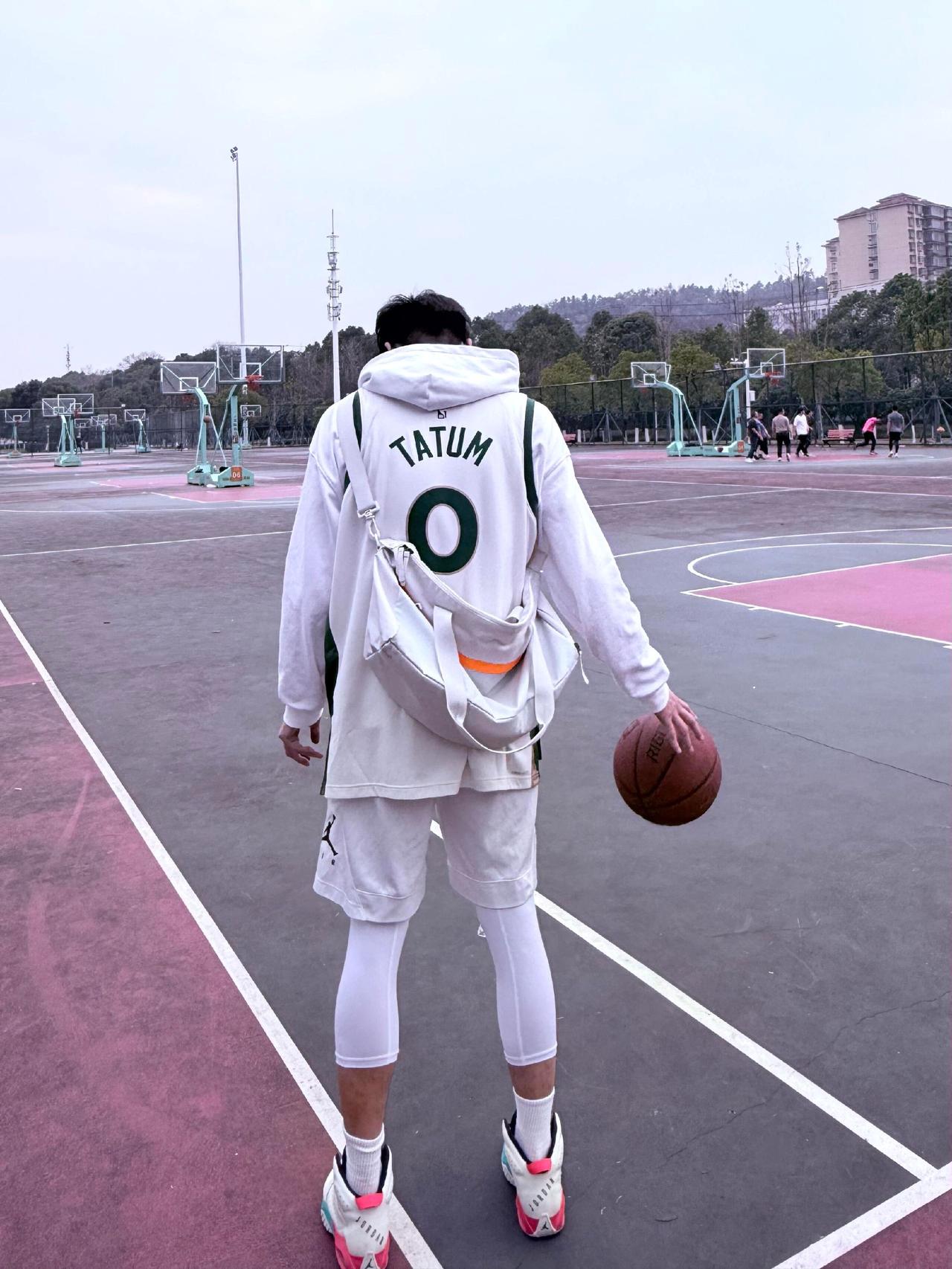 不知道发什么，玩个球吧体育生 篮球 篮球需要沉淀 打球