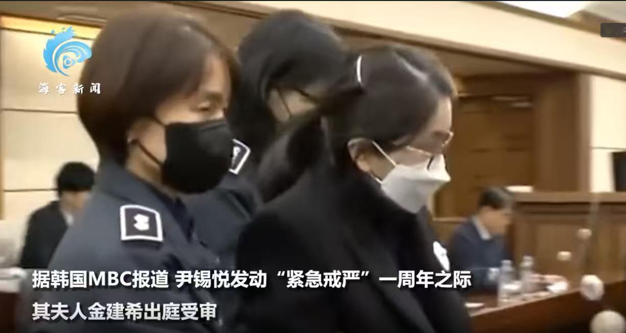 金建希居然连自主行走的能力都没了，出庭的时候，还需要两人搀扶。从视频来看，金建希