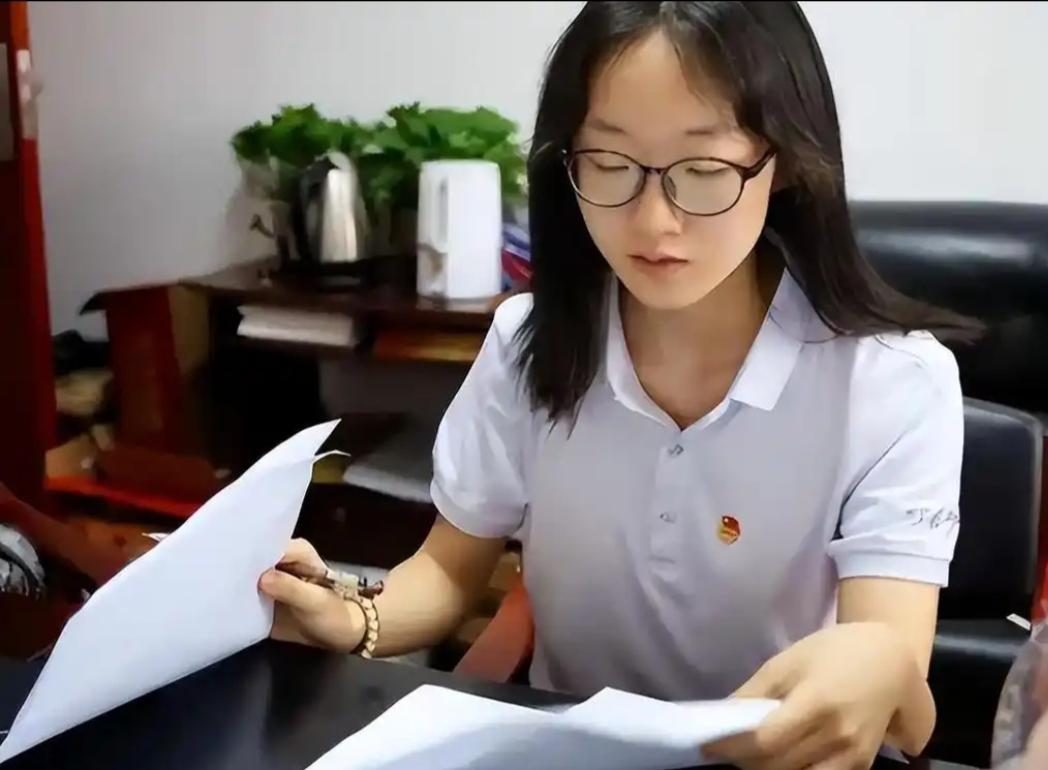 请问：基层公务员就是乡镇公务员吗？
答案：基层公务员和乡镇公务员不完全相同。
