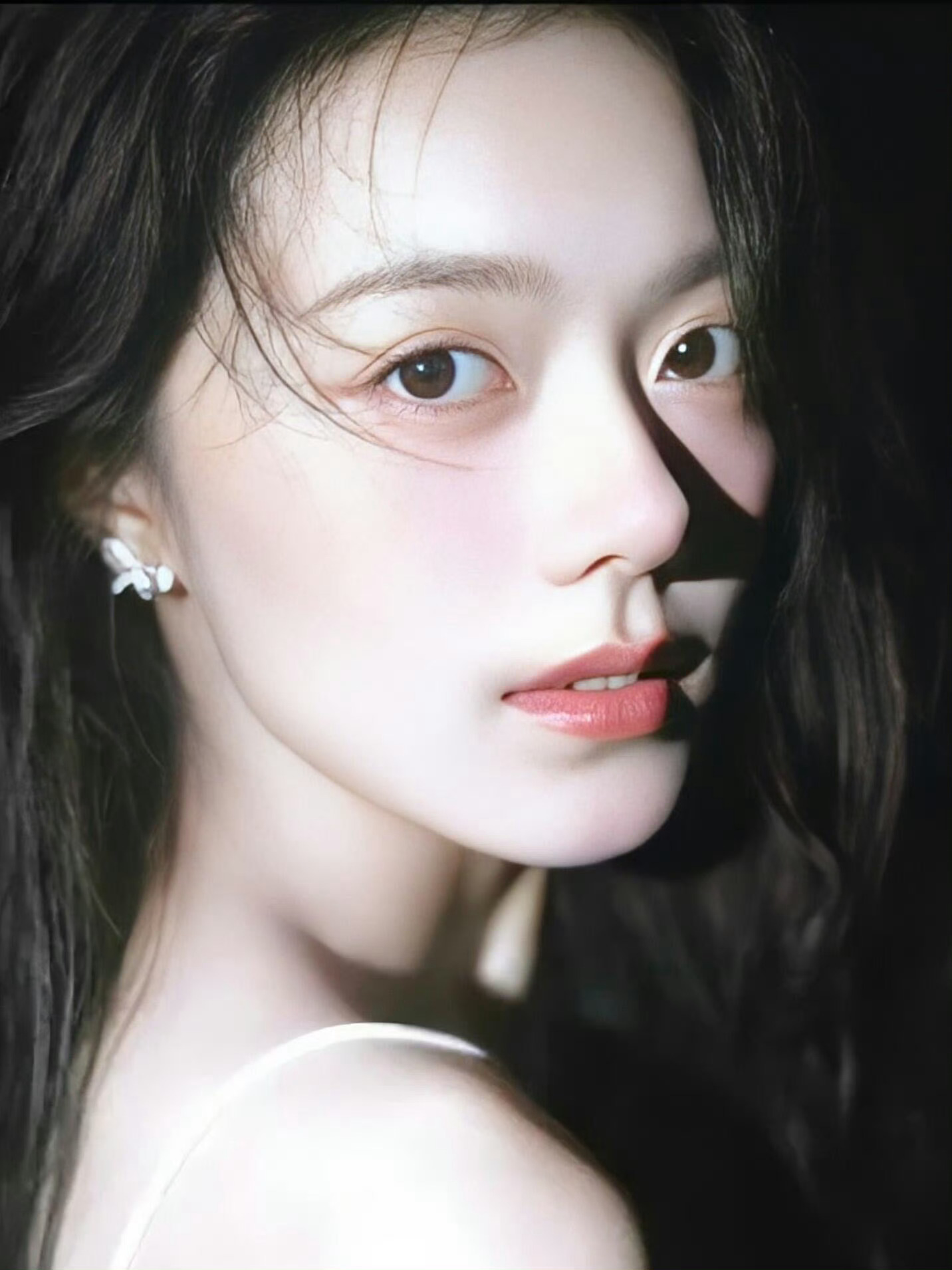 该怎么形容她的长相。。 