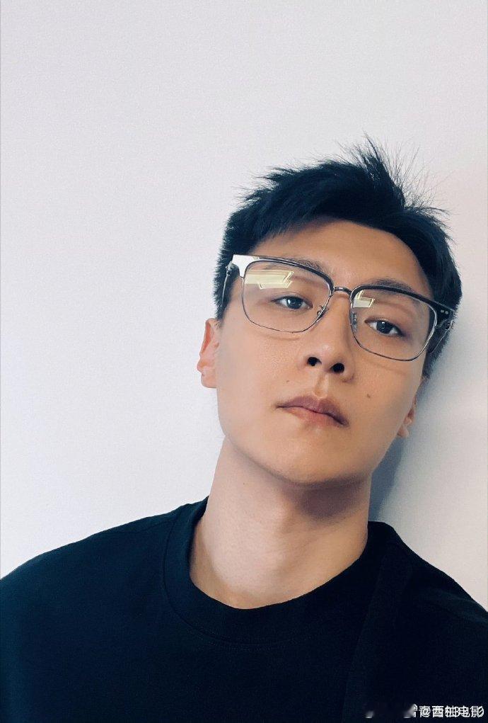王青回来依旧是顶流！白月光的杀伤力太绝，发微博引狂欢。人气不减，这魅力谁能挡 王