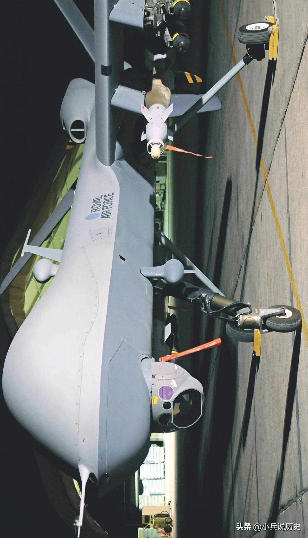 夜幕下的死神
阿富汗坎大哈机场上，一架MQ-9“死神”无人机挂载好了武器（内侧挂