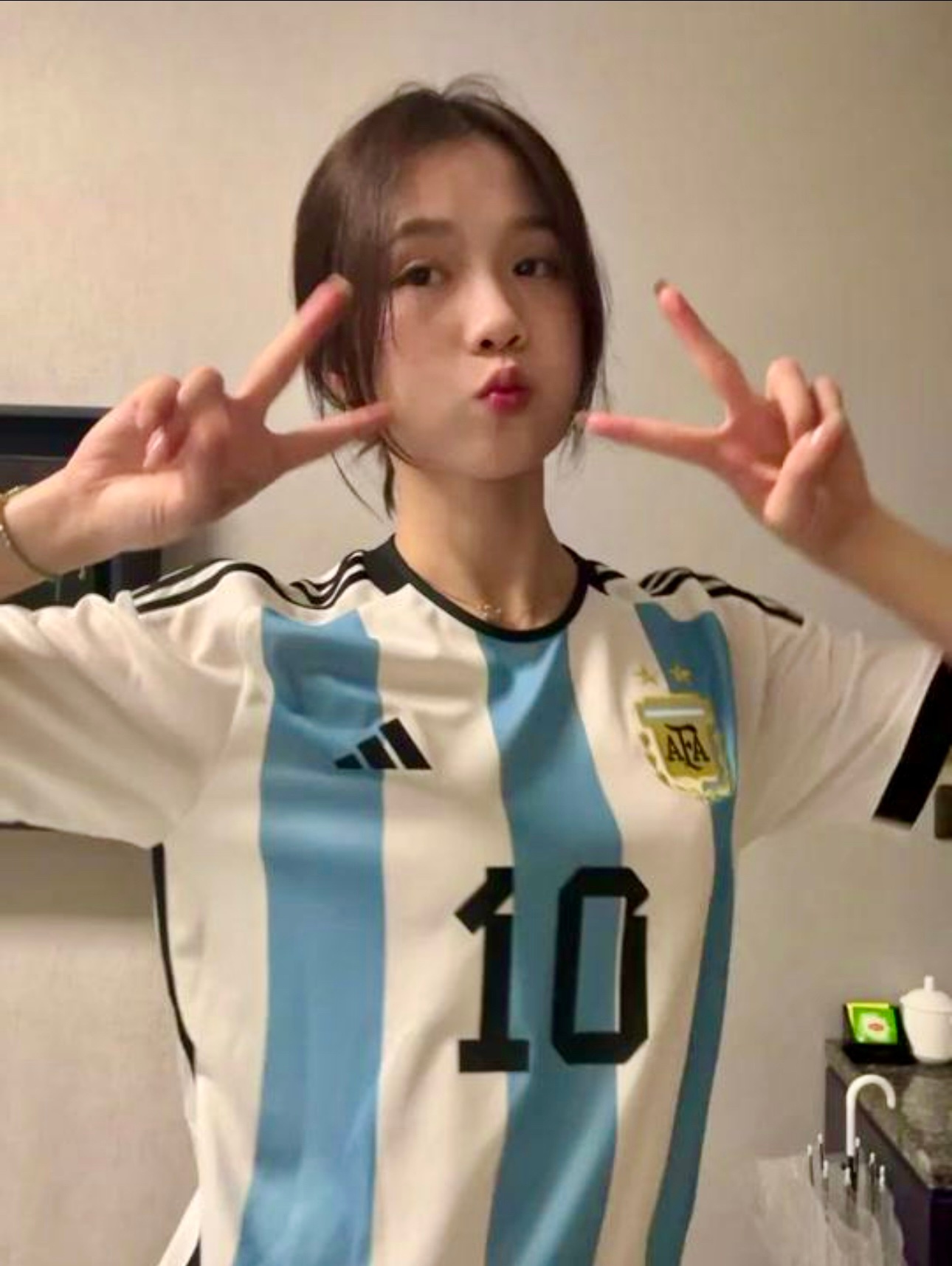 跳高女神邵雨琪，是阿根廷球迷，梅西球迷。