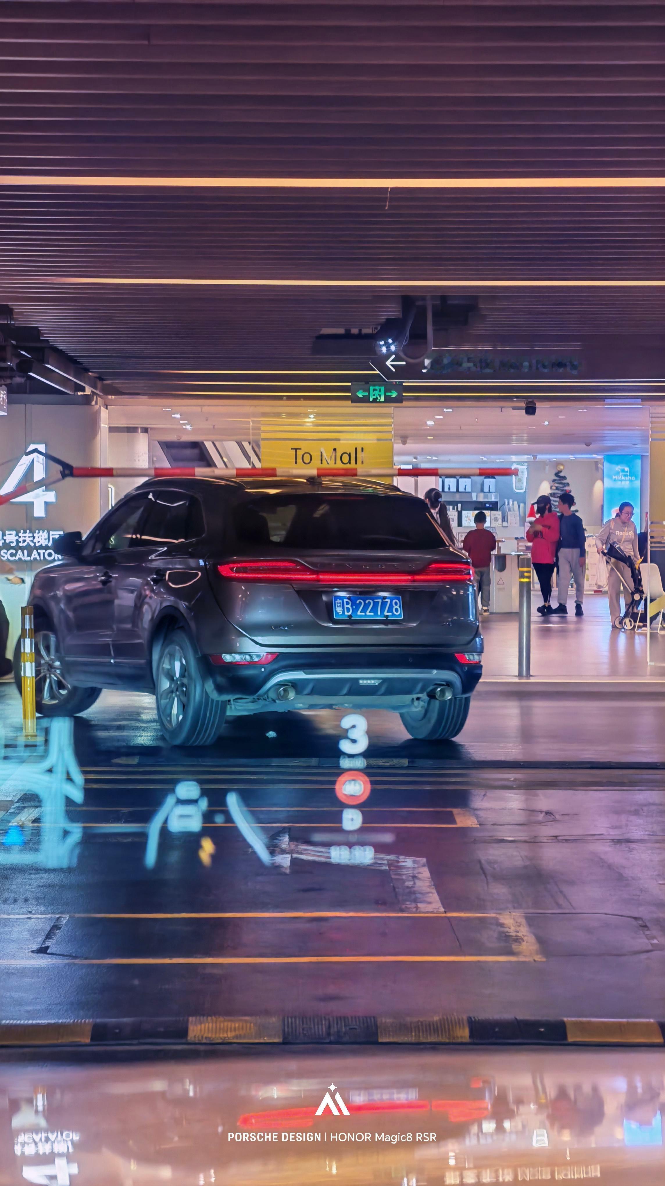 之前我说小米的尾灯灵感是来源于电话筒，因为它家是做手机起家的，今天发现，跟林肯的