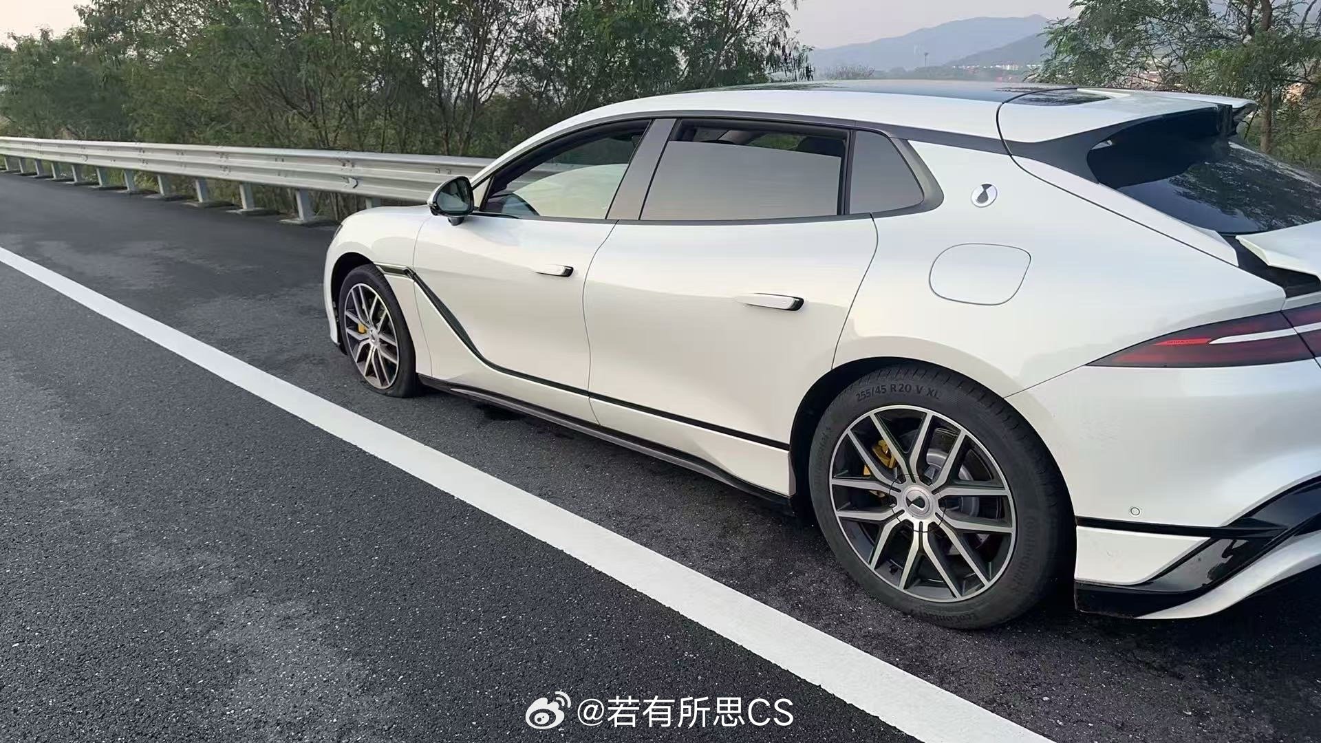 一位腾势Z9GT车主在高速行驶时遇到爆胎，时速120km/h却依然稳健靠边停下，