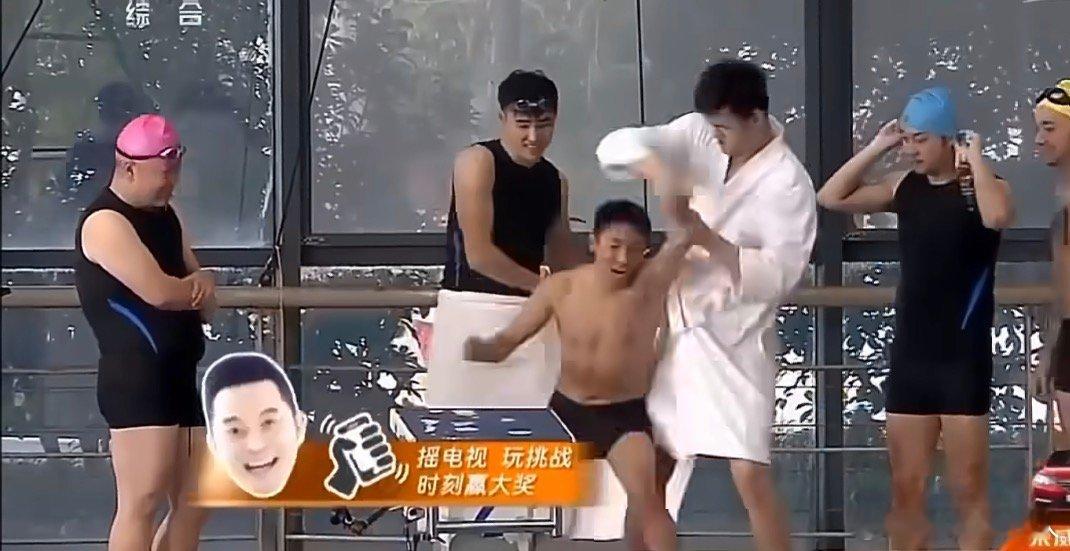 孙杨曾突然把撒贝宁扔进泳池孙杨曾把撒贝宁抱起来扔进泳池 孙杨曾突然把撒贝宁扔进泳