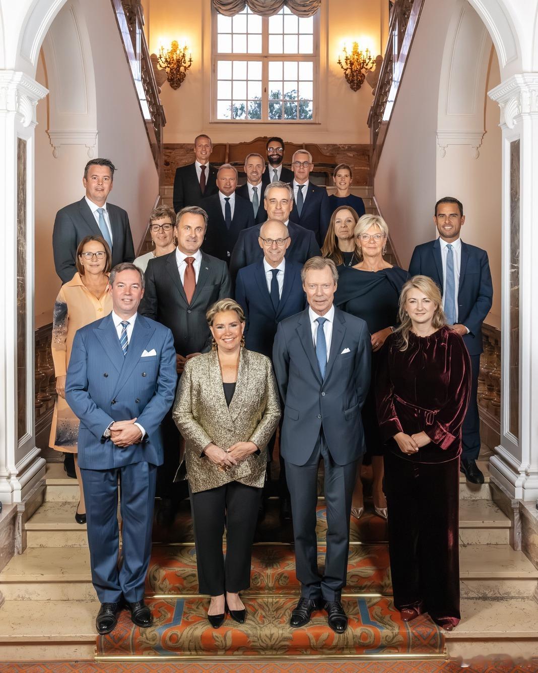 卢森堡王室 🇱🇺9🈷17日，卢森堡大公夫妇和大公储夫妇在城堡邀请政府成员吃