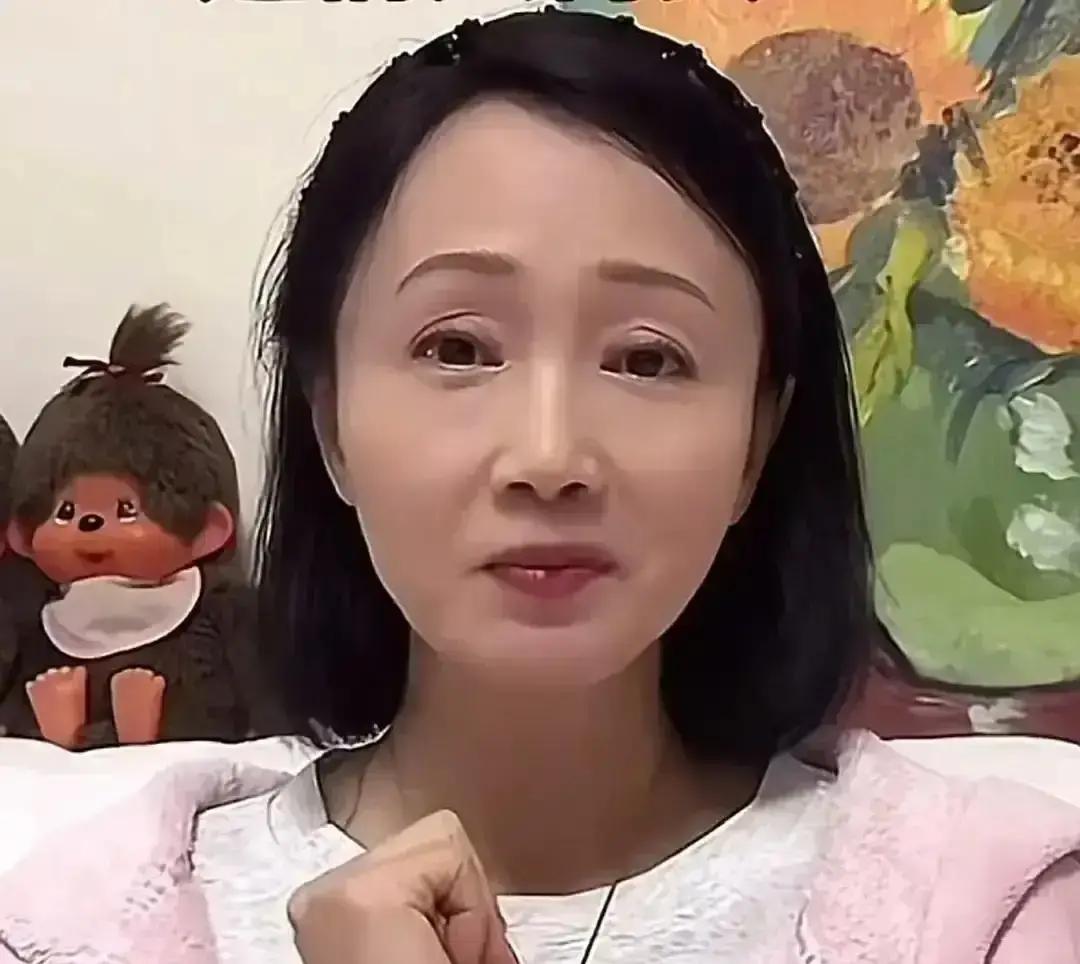 一瓶香水，十八年后突然开口。
2006年，黄慧颐的限量香被偷走。同年，何女士脖