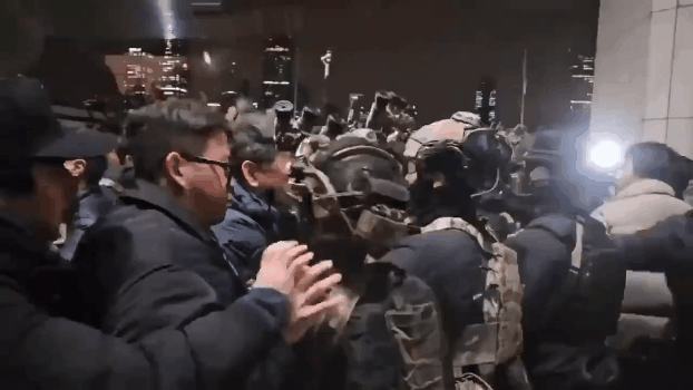 扒拉的过程被拍下来，原本计划要断电的，可是707特种部队到达国会现场，发现并没有