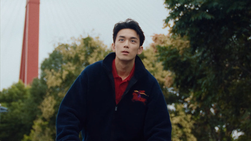 吴磊Burberry新年 拒绝新年穿搭撞款！一抹红色内搭自带氛围感 buff，配