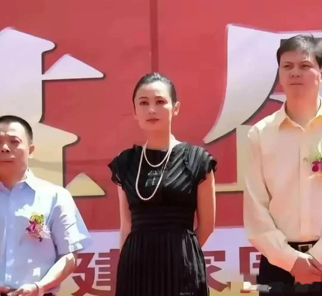 58岁陈红还真没医美，漂亮的自然，和年轻时一样。但是这个年纪，皮肤一点都不松弛真