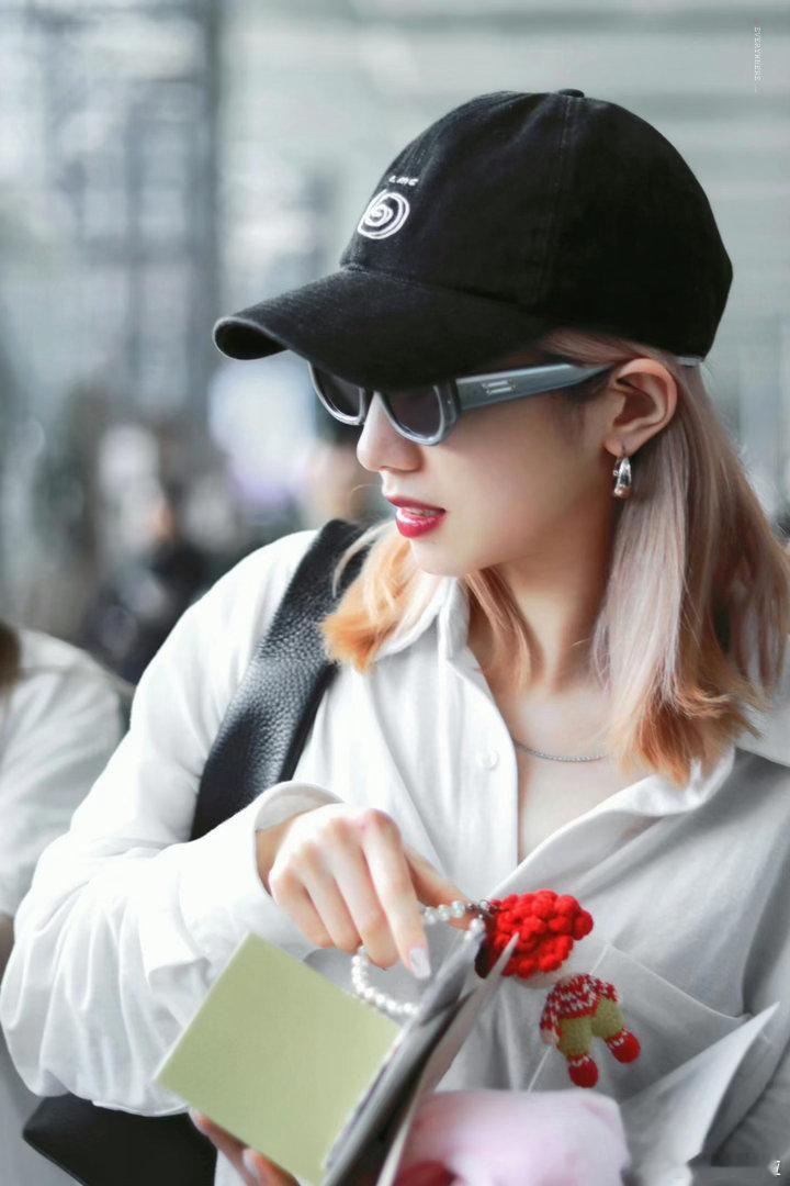 孟美岐恋爱 28岁了，又不是18，谈恋爱犯法吗？只要不耽误舞台、不耽误工作，私生