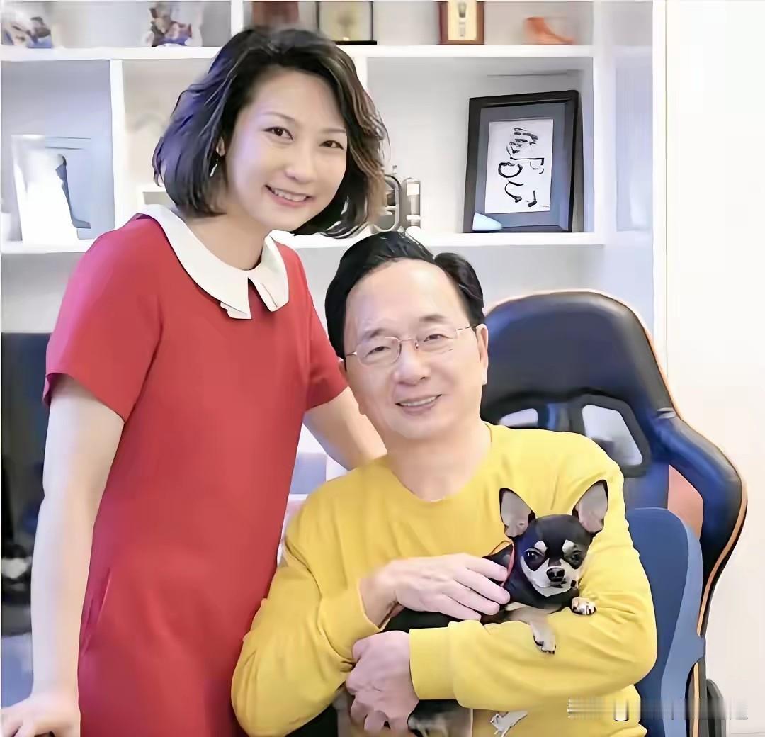 著名作曲家陈钢去世，比陈钢小32岁的妻子陆凌是此刻最伤心的人。陆凌温婉大方，她是