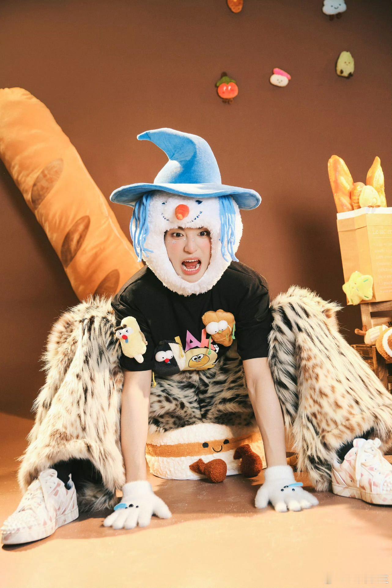 约唱三小时KTV的帅哥是黄子弘凡 蟹黄堡举牌整活笑不活了！黄子弘凡先夸 “牛哇”