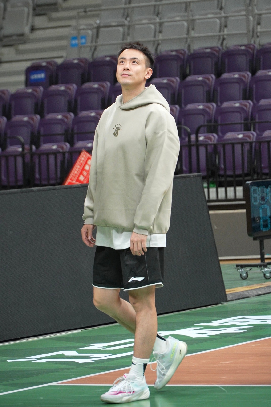 赵继伟参加了今天上午的踩场训练，虽然没与球队合练，一边恢复性训练，一边用自己的方