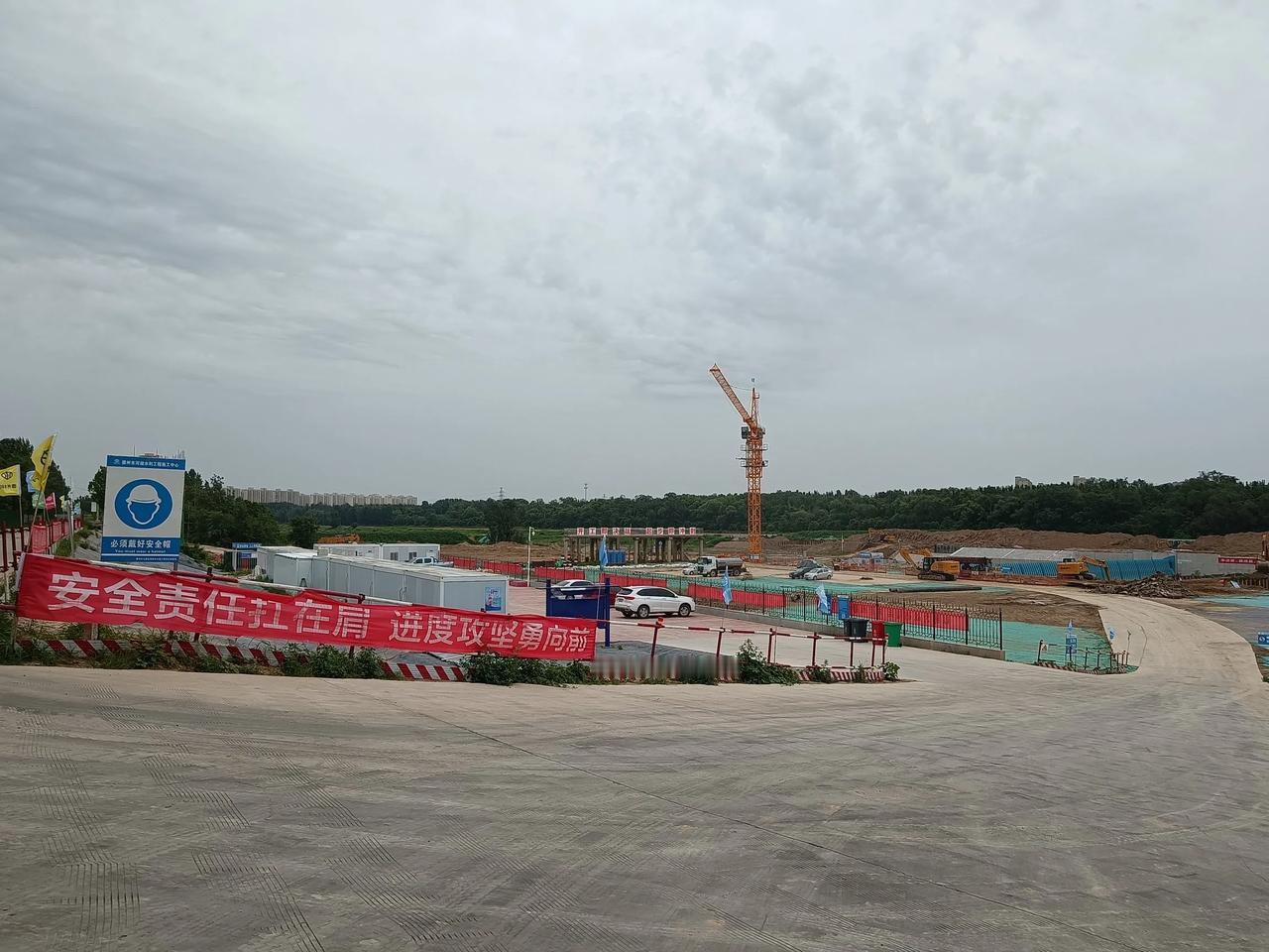 前一阵就看见大学路桥以北在修什么项目，以为是游乐场什么的呢，原来是重修拦河坝。